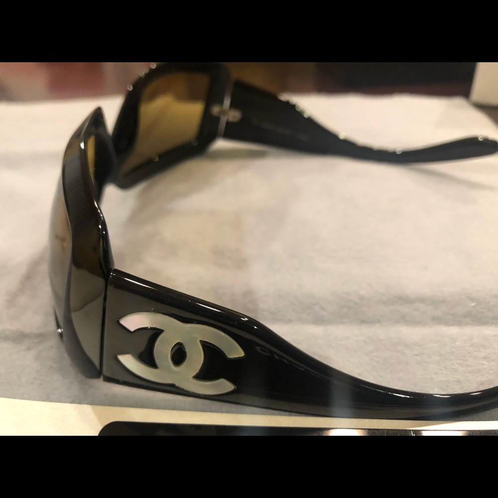 Authentic CHANEL Mother of Pearl Sunglasses 5076H